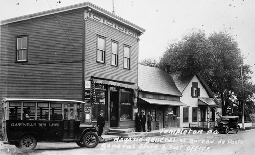Bureau de poste et magasin général Campeau & Fils sur la rue Notre-Dame à Templeton - Autobus de la Gatineau Bus Line, vers 1930. Centre d’archives de l’Outaouais, fonds Jean-Baptiste Paiement (P75, D4, P6).