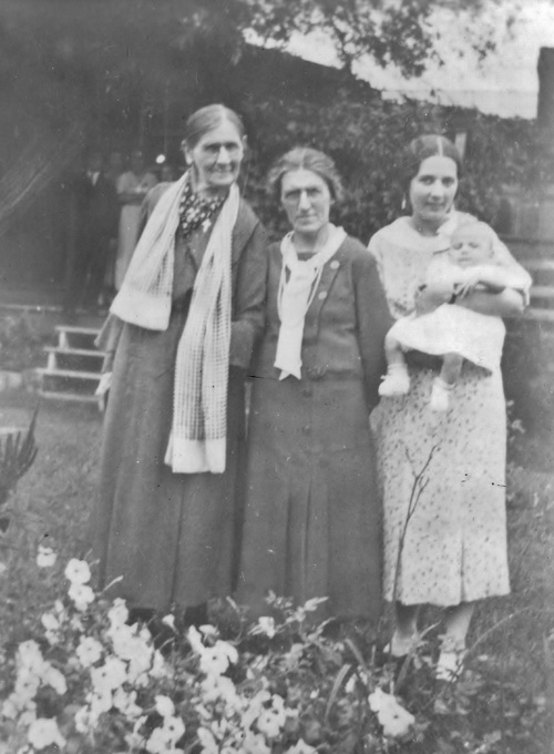Quatre générations : Emma Campeau, sa fille, sa petite-fille et un bébé, vers 1945. Centre d’archives de l’Outaouais, fonds du Conseil régional de développement de l'Outaouais (P1, S9, D1, P38).