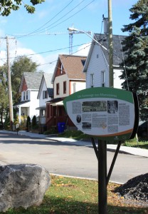 Panneau d’interprétation situé dans le parc du Sentier-de-l’Île, coin Maisonneuve et des Allumetières.