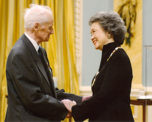 L’honorable François Chevalier, récipiendaire de l’Ordre du Canada, en compagnie de la Gouverneure générale, Adrienne Clarkson.