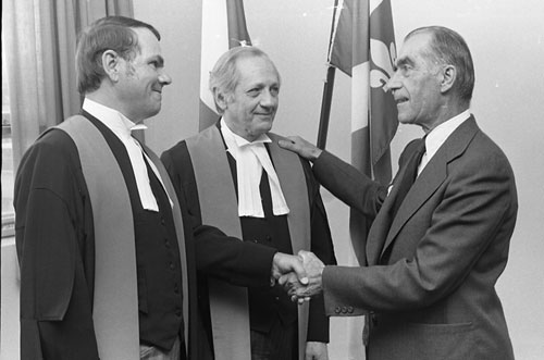 Le juge Arthur Labbé avec les juges nouvellement nommés Maurice Chevalier (au centre) et Gérard Charron, Palais de justice de Hull, 5 septembre 1974. Archives de la Ville d’Ottawa (MG011/J74-1696-19a/CA022497/Russ Mant).