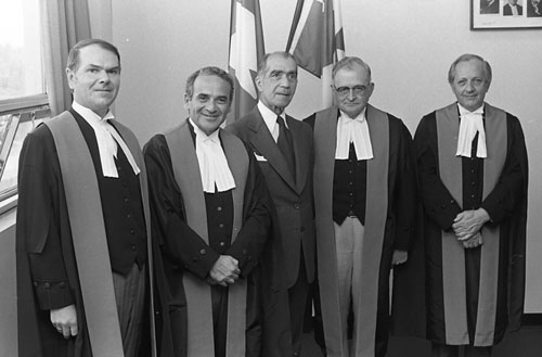 Maurice Chevalier (à droite) en compagnie de juges prenant leur retraite et de juges nouvellement nommés, Palais de justice de Hull, 5 septembre 1974. Archives de la Ville d’Ottawa (MG011/J74-1696-17a/CA0022495/Russ Mant).