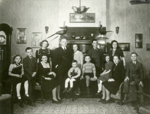 Famille d’Aimé Guertin, vers 1943. Centre d’archives de l’Outaouais, fonds Aimé-Guertin (P8, S1, D2, P4).