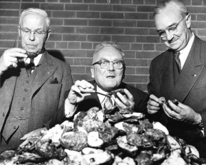 Souper d'huîtres au Club Rotary de Hull, 29 novembre 1952. Centre d’archives de l’Outaouais, fonds Aimé-Guertin (P8, S1, D20). Photo : Newton Photo reproduite avec la permission de Greg Newton Photography.
