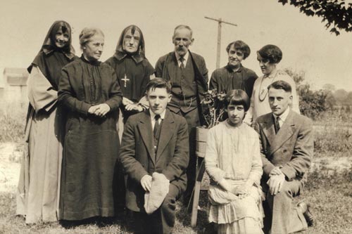 Portrait de la famille Paiement, vers 1925. Debout : une religieuse, Marie-Louise Paiement, Sœur Marie Damase, Jean-Baptiste Paiement, Antoinette Beauchamp, Bertille Paiement. Agenouillés : Gabriel, Angela et Anthime Paiement. Fonds François-L.-Leclerc (P004-06/0022).